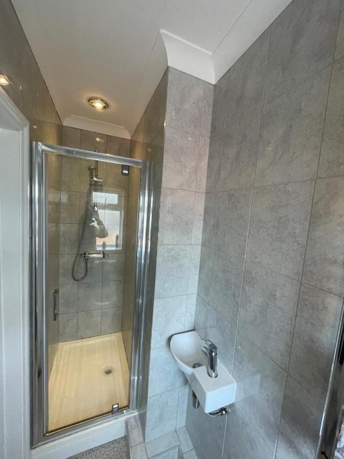 Luxury 2 Bedroom Maisonette With Private Garden, Fibre Wifi, Sky Channels Camberley Kültér fotó