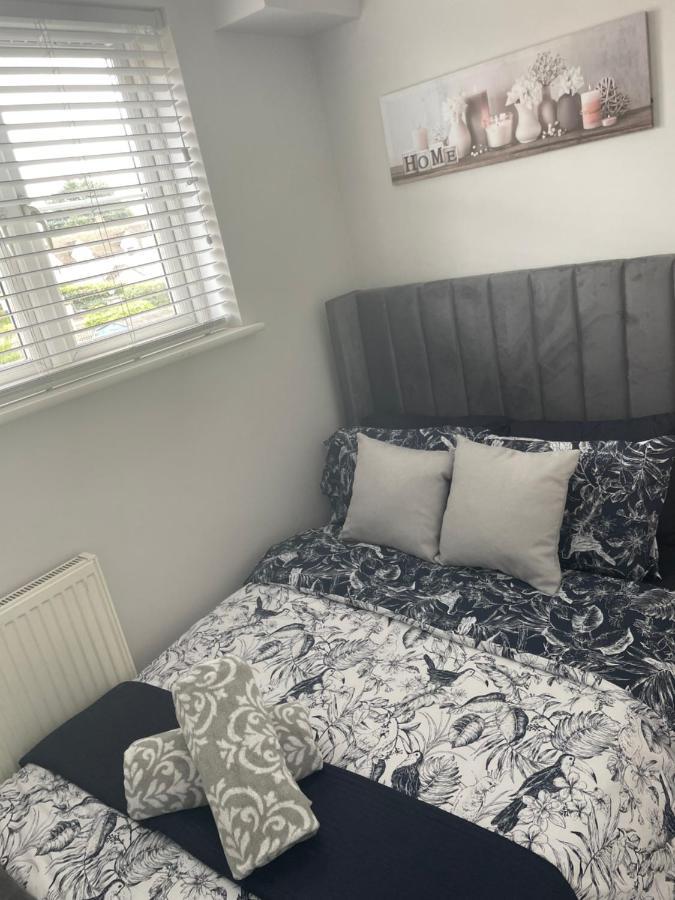 Luxury 2 Bedroom Maisonette With Private Garden, Fibre Wifi, Sky Channels Camberley Kültér fotó