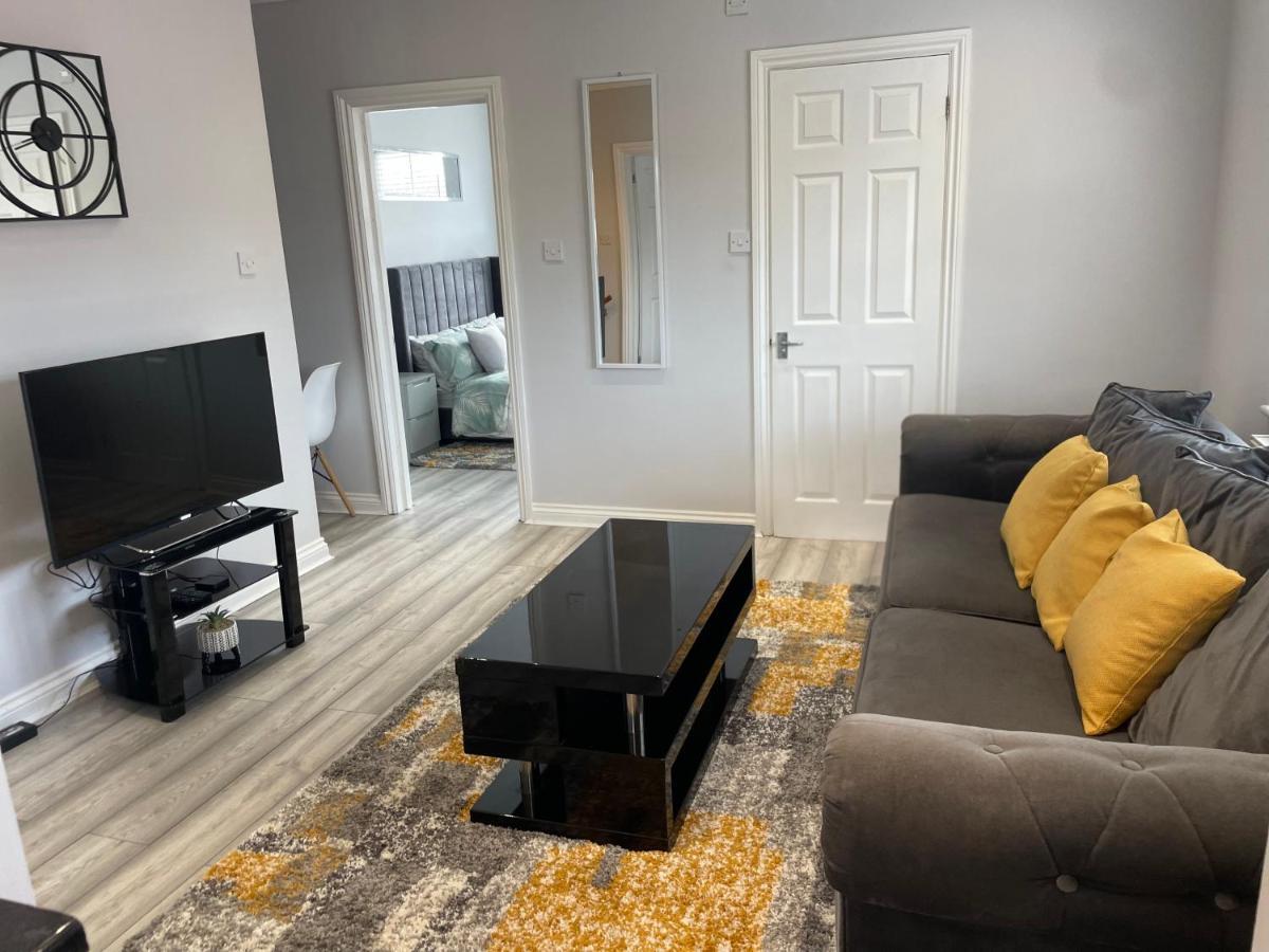 Luxury 2 Bedroom Maisonette With Private Garden, Fibre Wifi, Sky Channels Camberley Kültér fotó