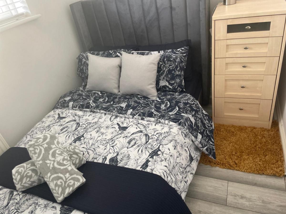 Luxury 2 Bedroom Maisonette With Private Garden, Fibre Wifi, Sky Channels Camberley Kültér fotó